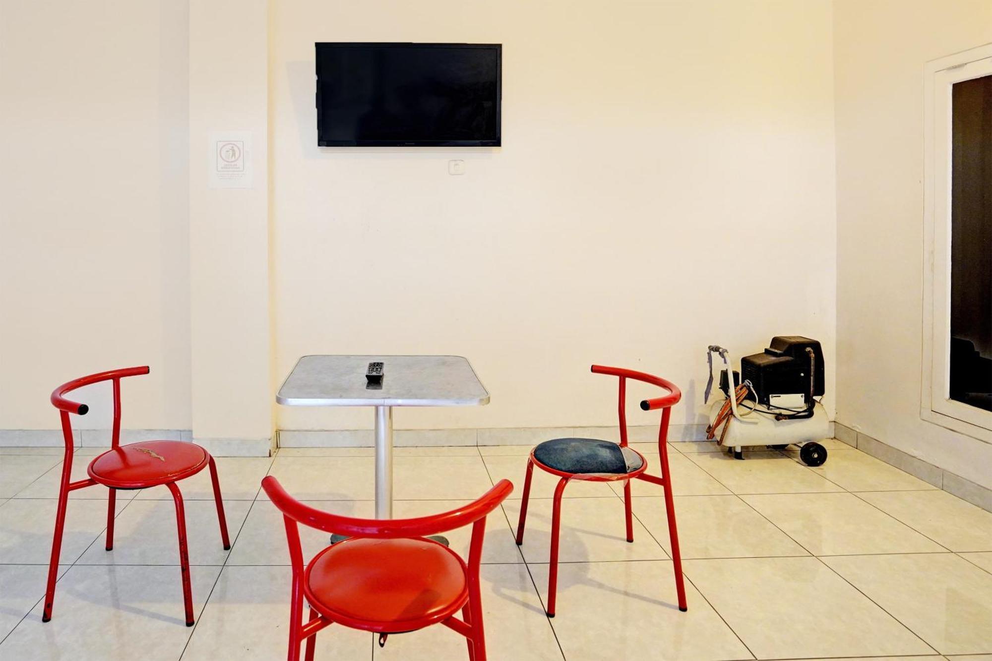 Oyo Life 92190 Arya Guest House Тулунгагунг Екстер'єр фото