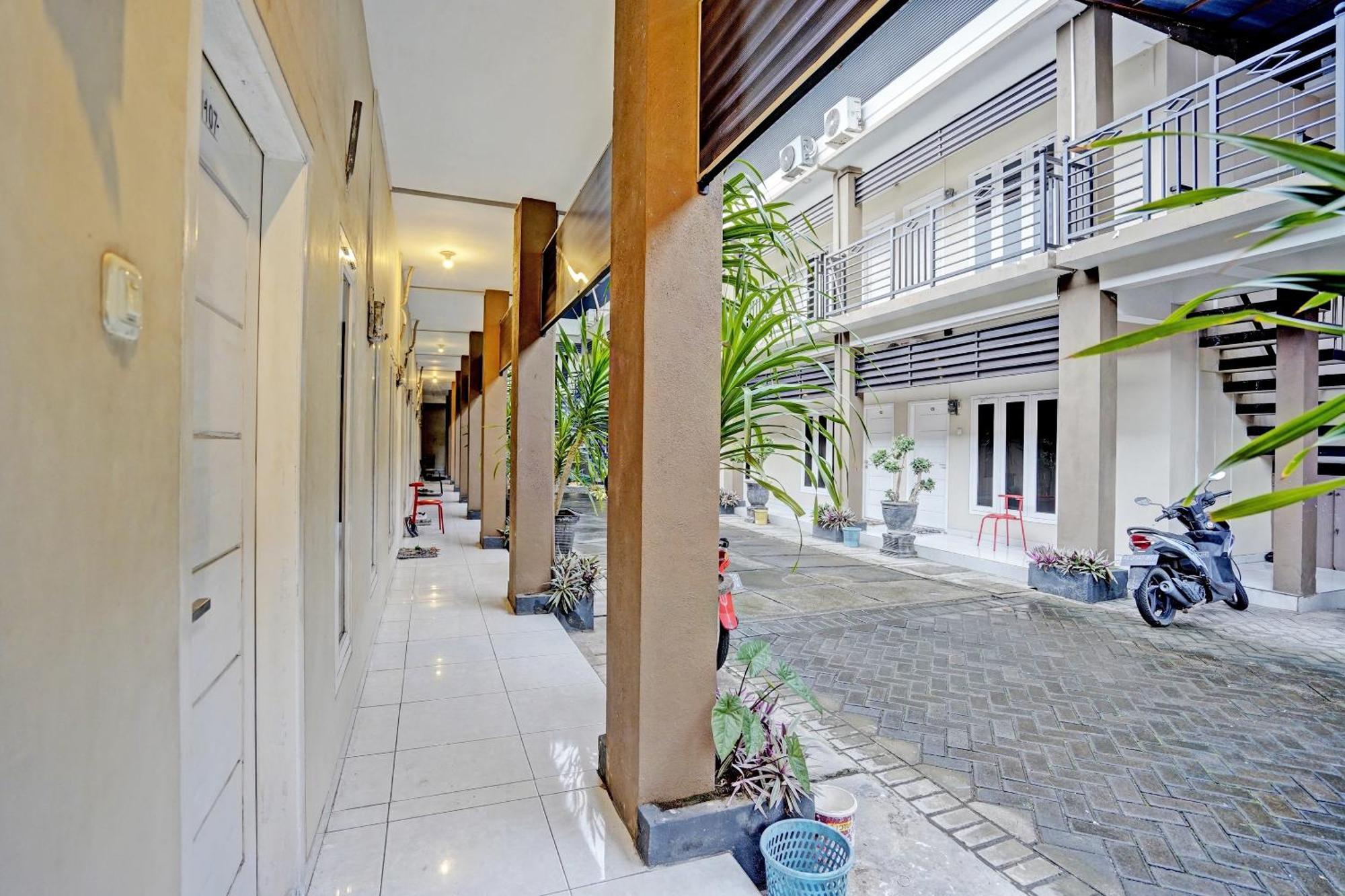 Oyo Life 92190 Arya Guest House Тулунгагунг Екстер'єр фото