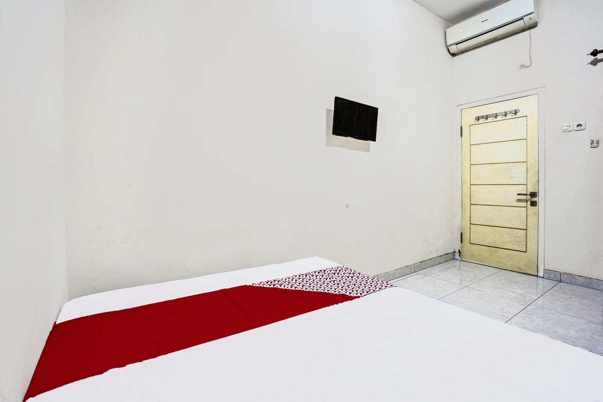 Oyo Life 92190 Arya Guest House Тулунгагунг Екстер'єр фото