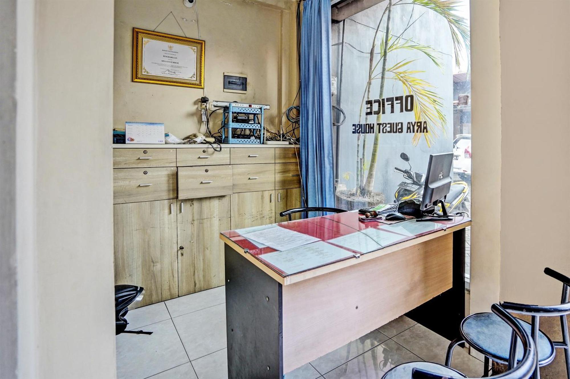 Oyo Life 92190 Arya Guest House Тулунгагунг Екстер'єр фото