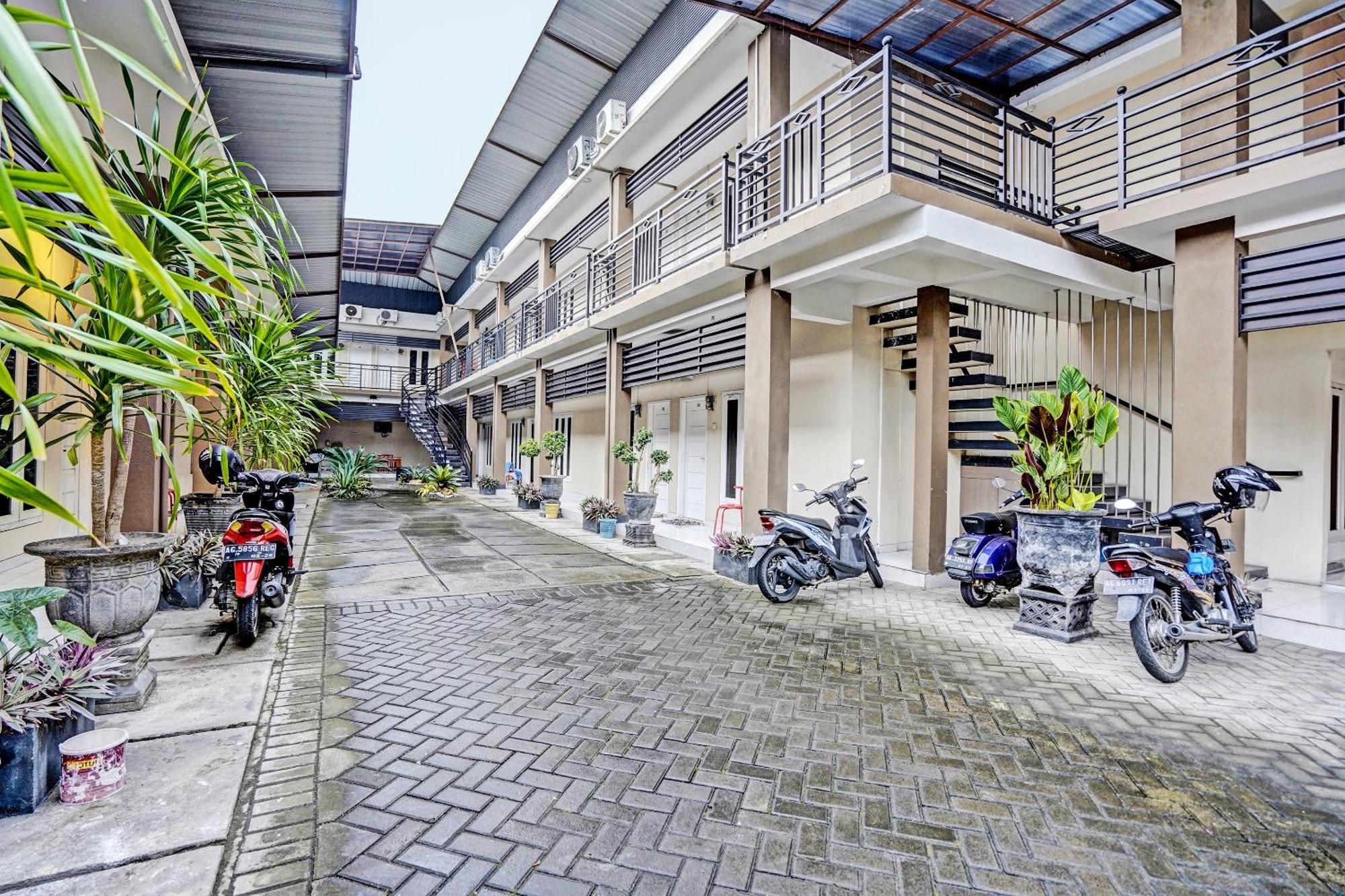 Oyo Life 92190 Arya Guest House Тулунгагунг Екстер'єр фото